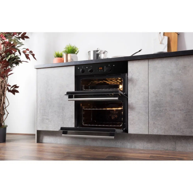 Hotpoint DU2540BL Built-Under Double Electric Oven